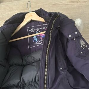 I’m selling a moose knuckles coat in big kids size 14-16